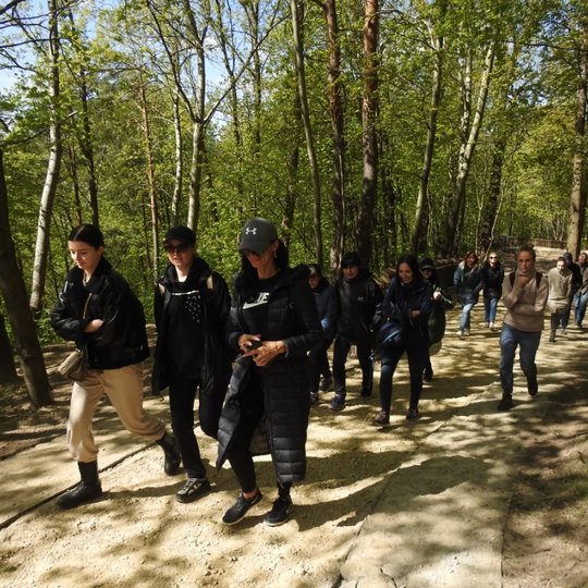Savanoriai ekskursijos metu keliauja į Trijų kryžių kalną.
