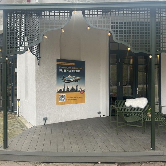 Direkcijos plakatas, kuris buvo šviesdėžėje, pakabintas kavinės terasoje ir jis kviečia kavinės lankytojus sekti direkcijos istorijas, skelbiamas Facebooko puslapyje.