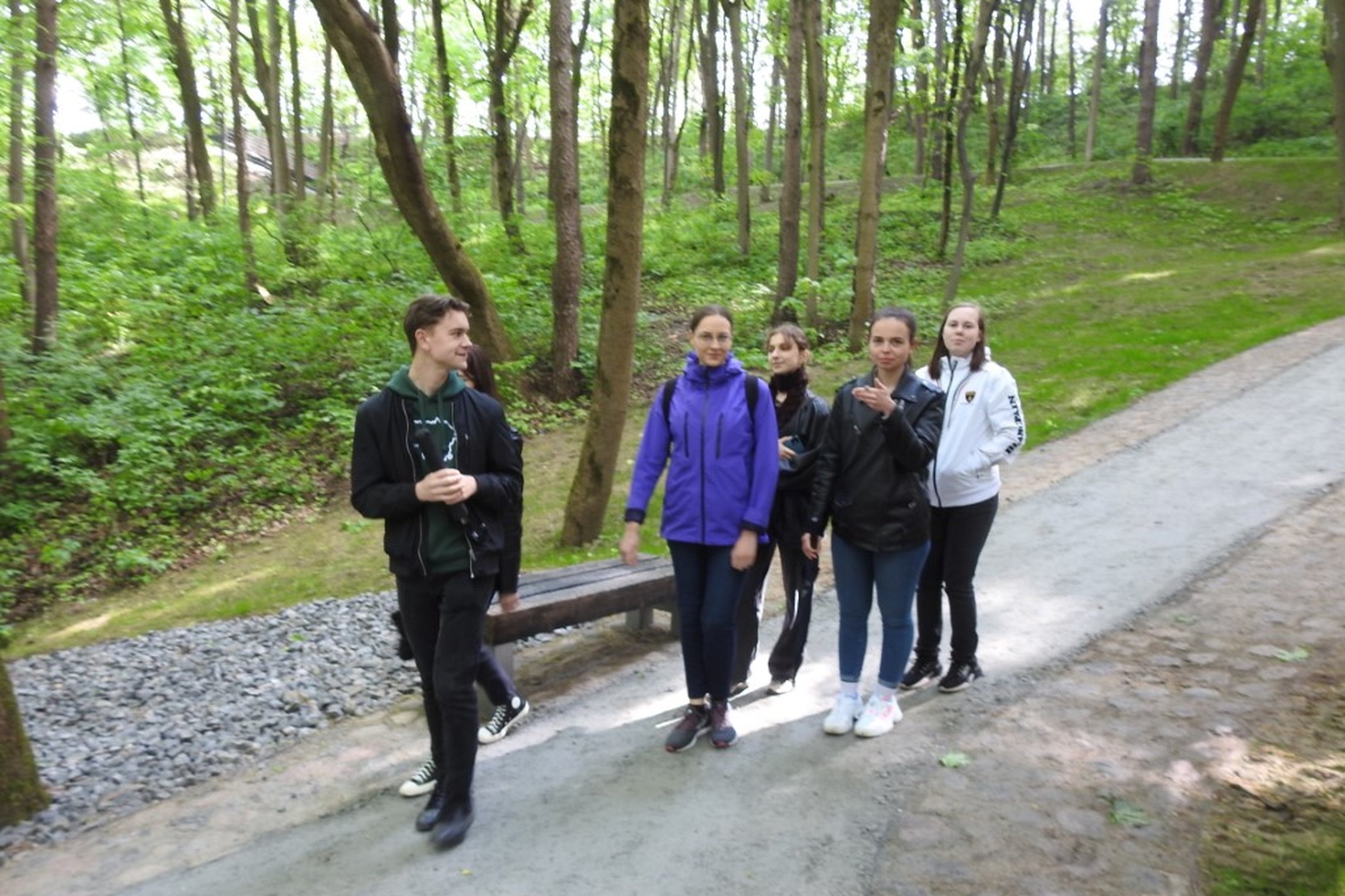 Kultūros istorijos ir antropologijos studentai vaikšto po Trijų kryžių kalną.