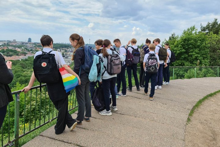 "MAGIS" aštuntokai gėrisi Vilniaus senamiesčio panorama nuo Trijų kryžių kalno.