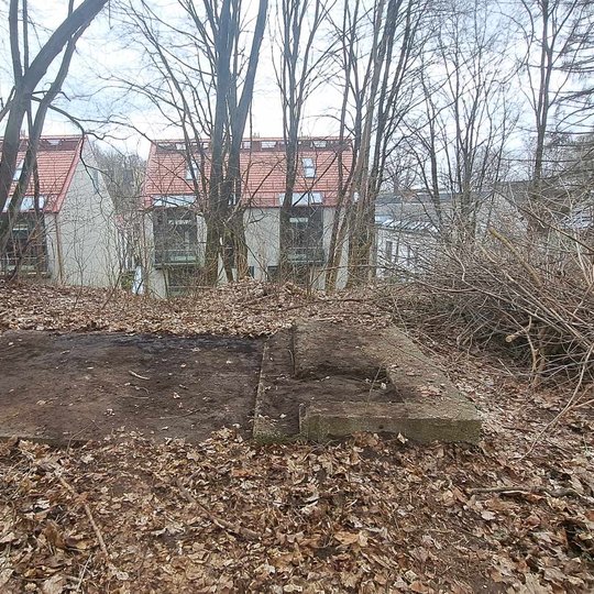 Užpilta gruntu tualeto vieta, o ant jo suformuotas žemių kaupas.