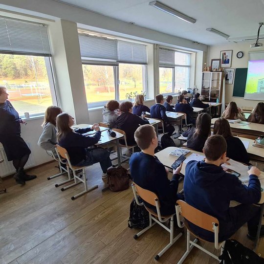 Aštuntokai sėdi klasėje ir klausosi edukatorės pasakojimo apie Gediminą.