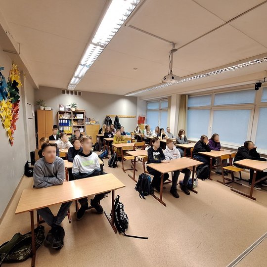 Septintokai sėdi klasėje, vyksta istorijos pamoka.
