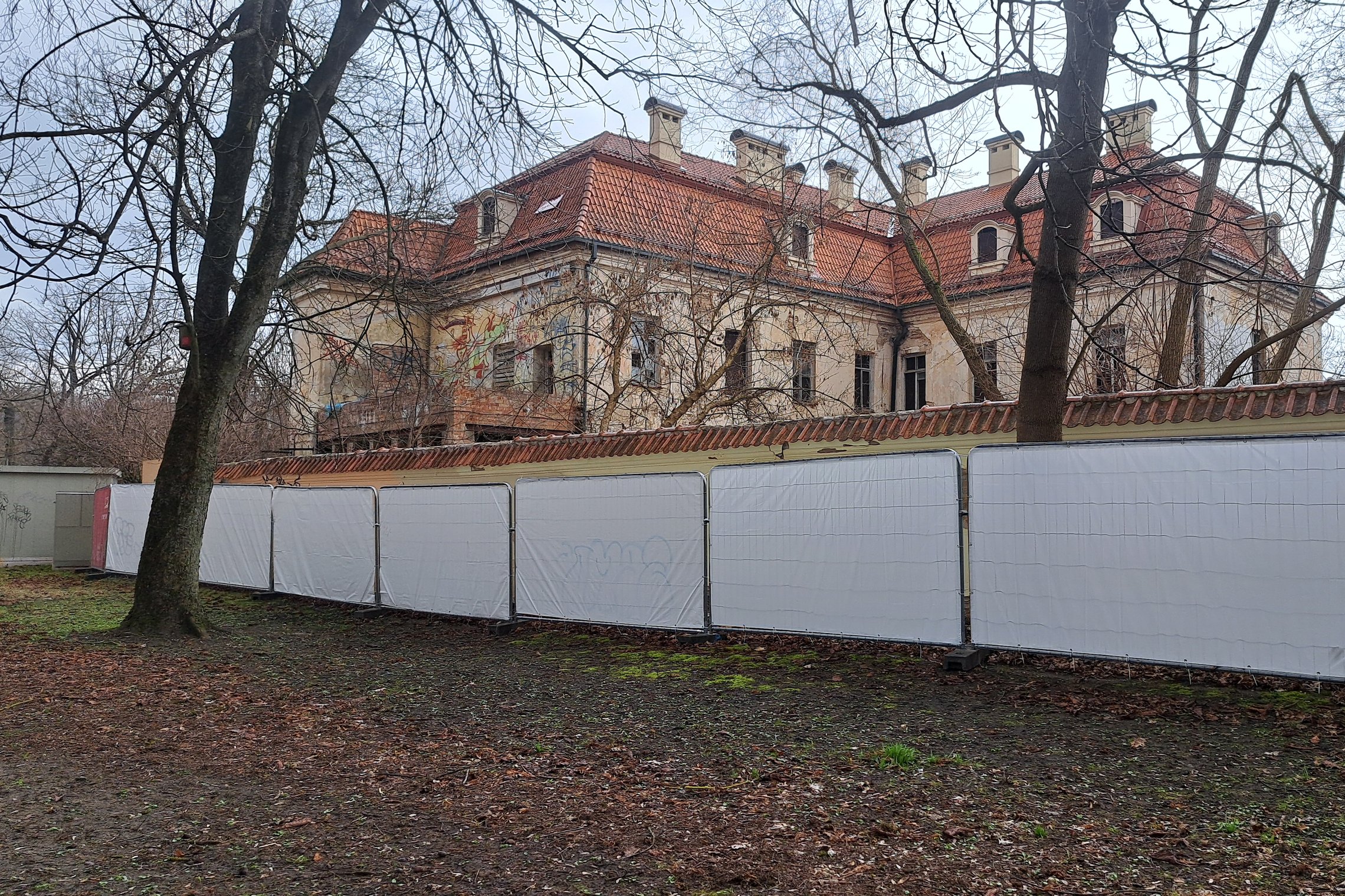Kirdiejų rūmų šiaurinė segmentinė tvora, kurios plakatai pakeisti, švarūs.