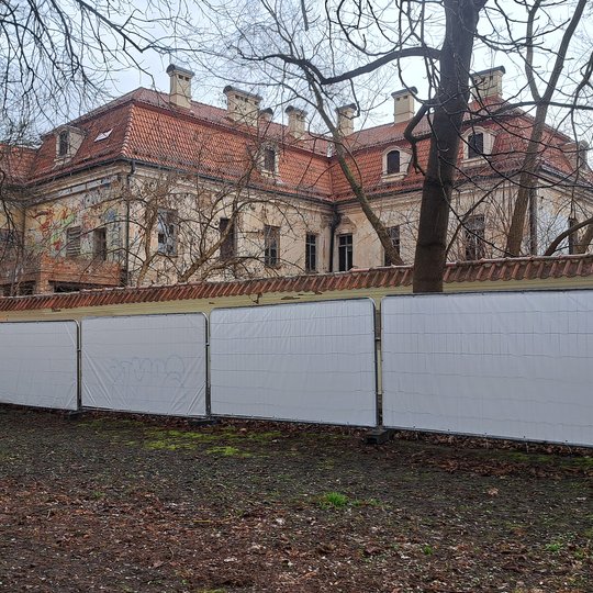 Kirdiejų rūmų šiaurinė segmentinė tvora, kurios plakatai pakeisti, švarūs.