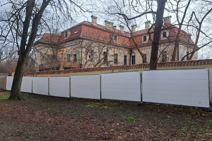 Kirdiejų rūmų šiaurinė segmentinė tvora, kurios plakatai pakeisti, švarūs.