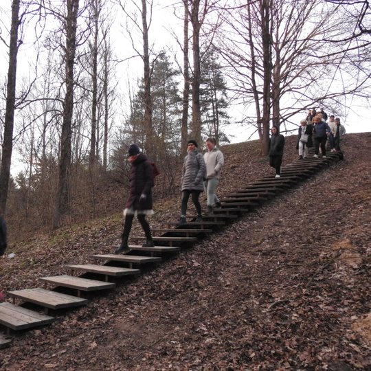 Temstant lankytojai jau leidosi Stalo kalno laiptais atgal į Kalnų parką.