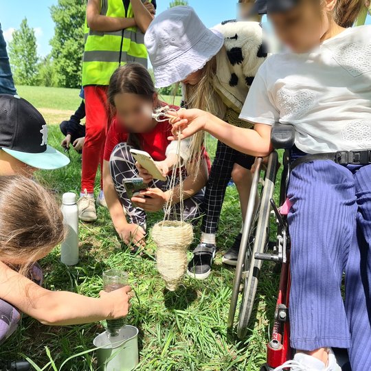 Vėliau mokiniai gavo išbandyti vandens filtravimo techniką su smėliu ir žolėmis.