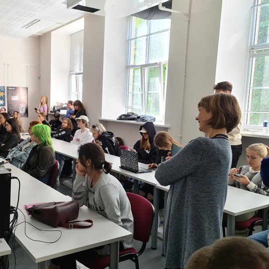 Pirmakursiai klausosi pikantiškų Vilniaus istorijos detalių ir semiasi įkvėpimo būsimam projektui.