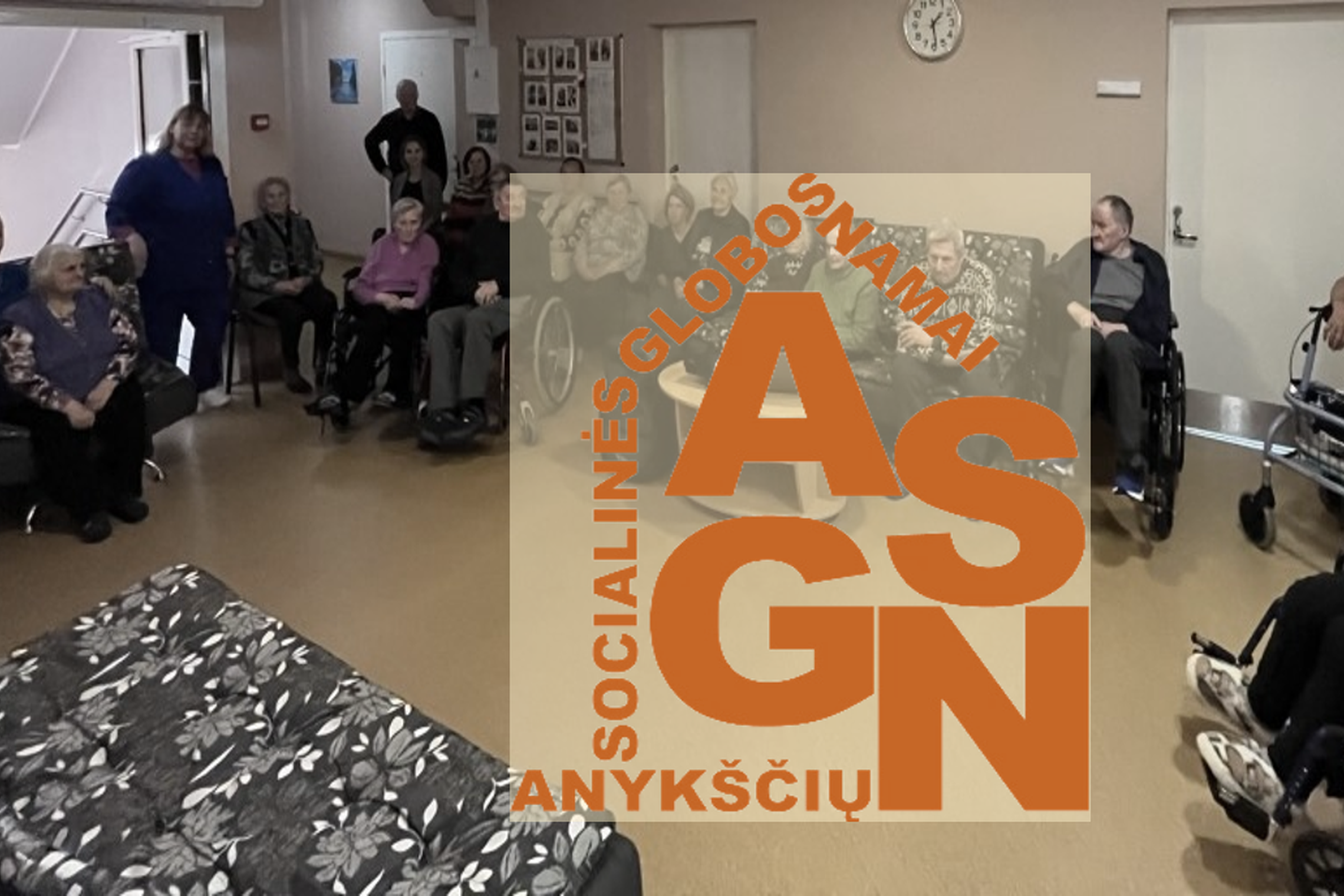 Anykščių socialinės globos namų logotipas jų gyventojų fone.