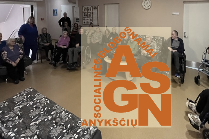 Anykščių socialinės globos namų logotipas jų gyventojų fone.