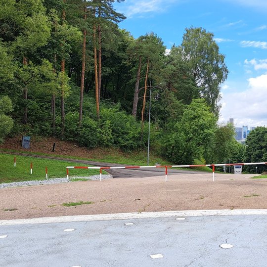 Nuotraukoje senasis, raudonai-baltas estrados užtvaras.