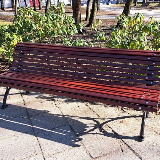 Atnaujintas suolas prie Sereikiškių parko gėlyno.