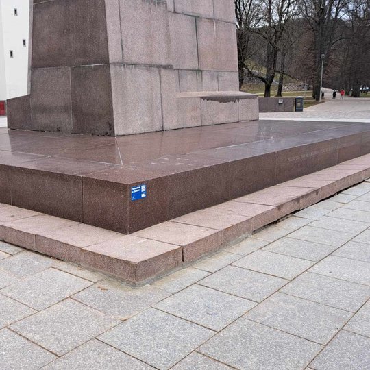 Nuotraukoje matyti subetonuotos, sutvirtintos paminklo plokštės. Kampinis vaizdas.