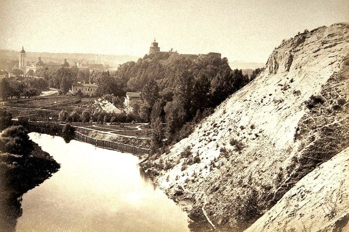Nespalvota 1873-1881 metų Bekešo kalvos nuotrauka. Tolumoje matosi Gedimino bokštas. Taip pat matosi Vilnelės vaga.