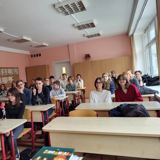 Vilniaus Jeruzalės progimnazijos mokiniai klausosi paskaitos apie viduramžių žiaurią kasdienybę Vilniuje.