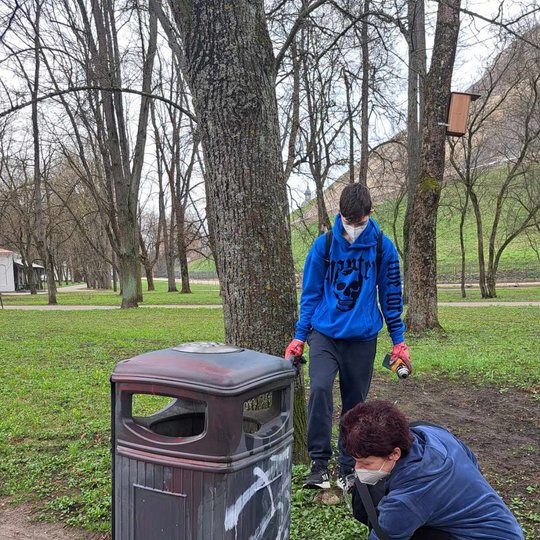 Matas ir jo mama valo Sereikiškių parke esančią šiukšliadėžę.