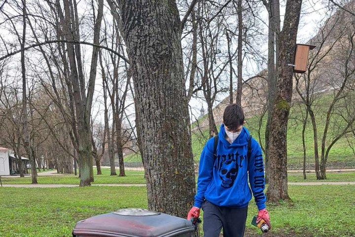 Matas ir jo mama valo Sereikiškių parke esančią šiukšliadėžę.