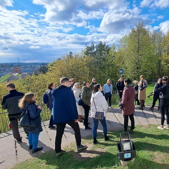 Savanoriai ekskursijoje, ant Trijų kryžių kalno apžvalgos aikštelės.