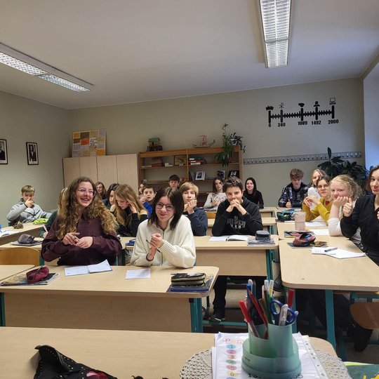 Mokiniai klasėje klausosi pamokos apie marą.