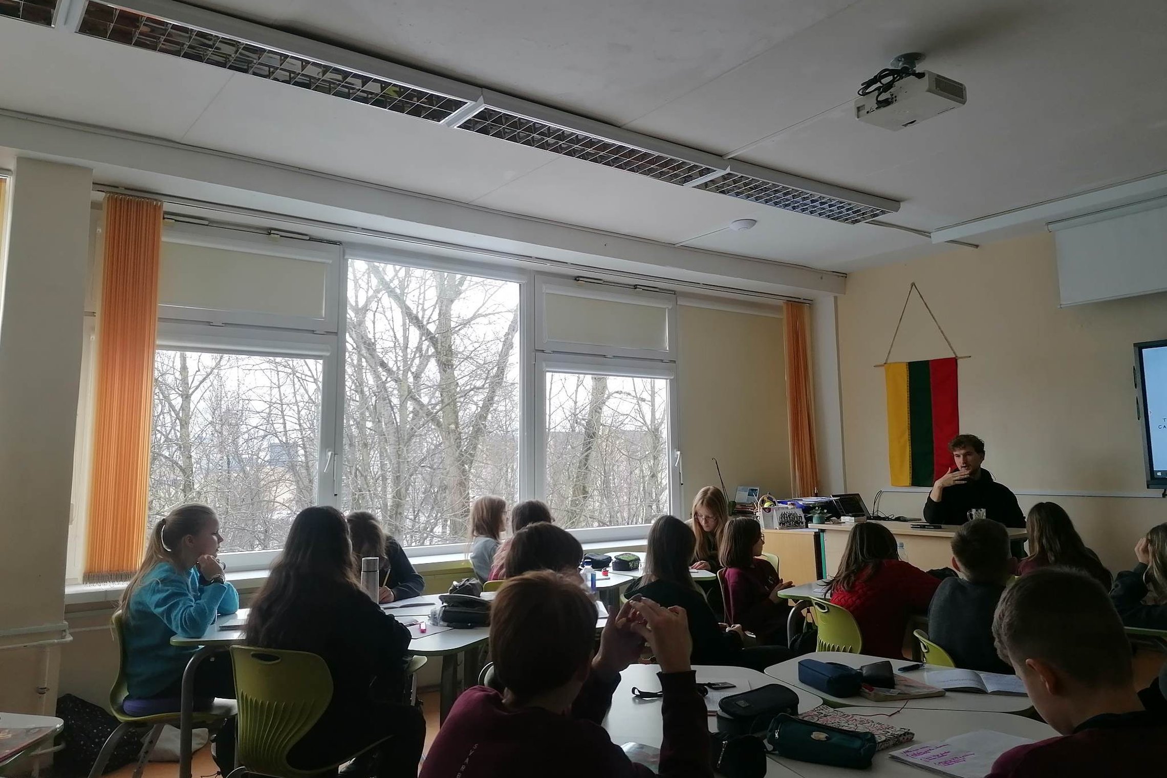 Šeštokai klasėje klausosi edukatoriaus.
