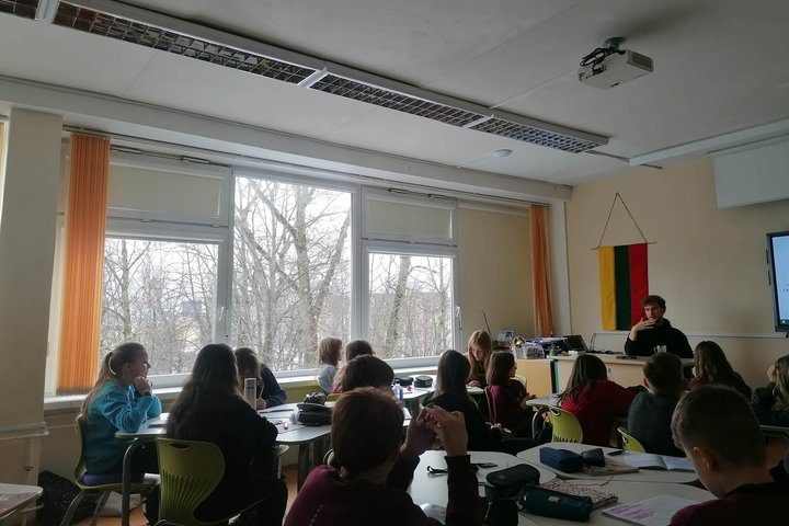 Šeštokai klasėje klausosi edukatoriaus.
