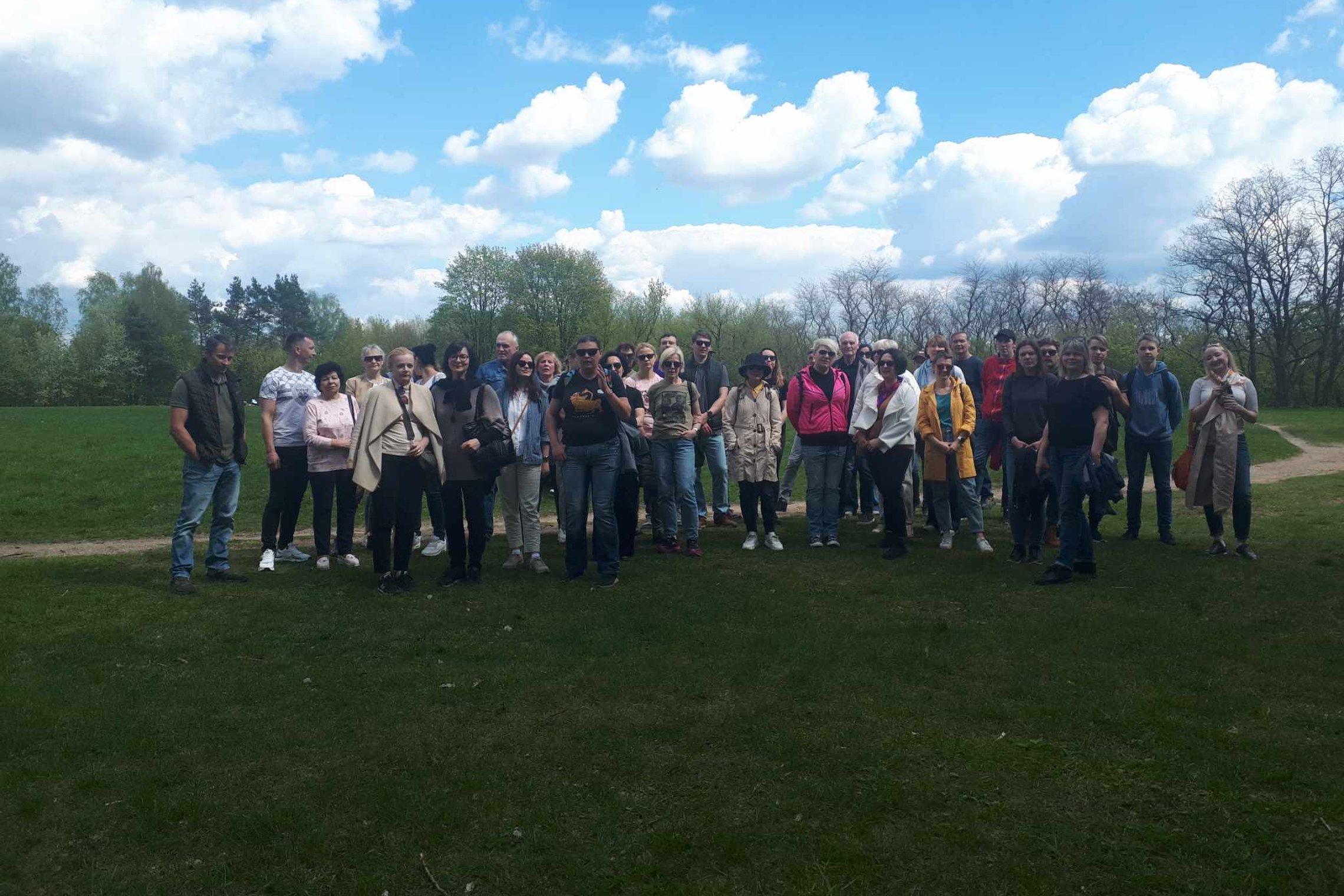 Gausus ekskursijos dalyvių būrys nufotografuotas ant Stalo kalno.