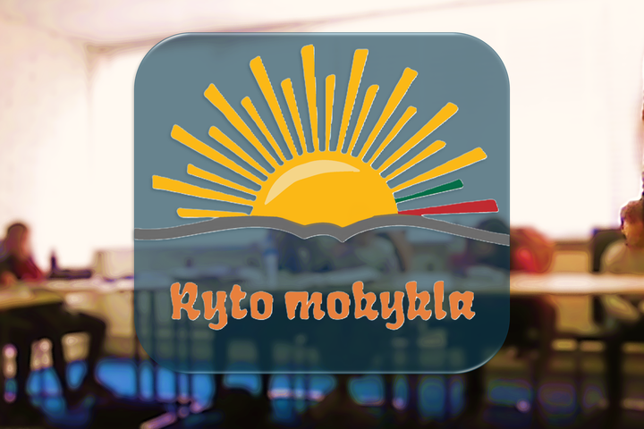 Ryto mokyklos logotipas - kylanti saulė virš banguoto vandens.