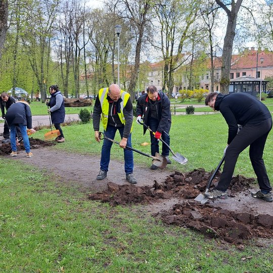 Savanoriai purena Sereikiškių parko veją.