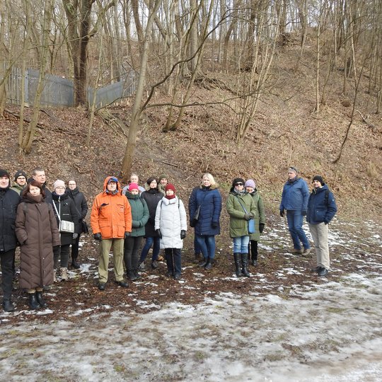 Ekskursijos dalyviai pozuoja nuotraukai šalia Vilnelės, netoli Nyderlandų ambasadorės rezidencijos. 