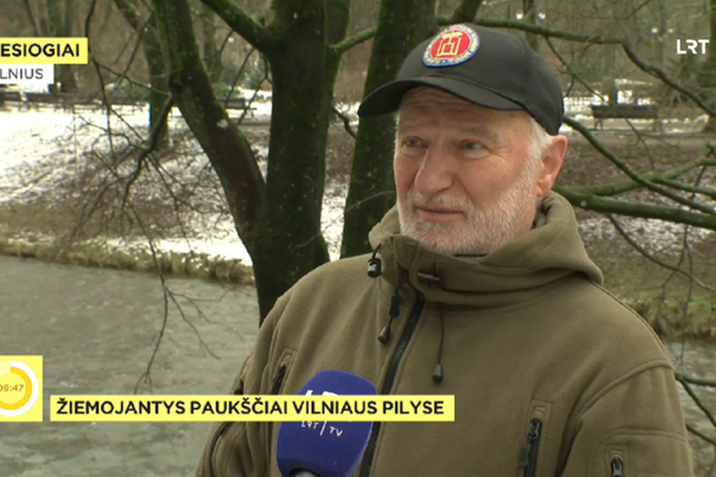 Edukatorius Stanislovas Patkauskas duoda interviu   „Labas rytas, Lietuva! Šeštadienis“ laidai, šalia Vilnelės upės.