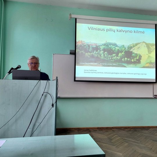 Jonas Satkūnas auditorijoje pristato Vilniaus pilių kalvyno kilmę.