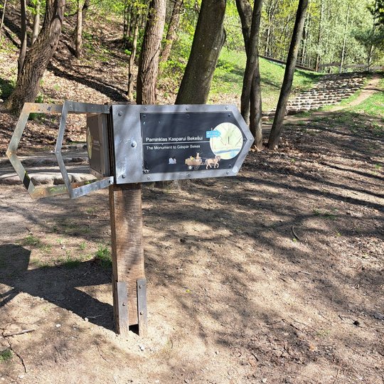 Nuvalytas informacinių rodyklių stovas be vienos, trečiosios rodyklės.
