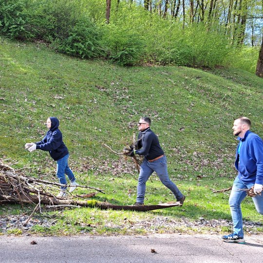Savanoriai surinko nemažą krūvą šakų kalno papėdėje.