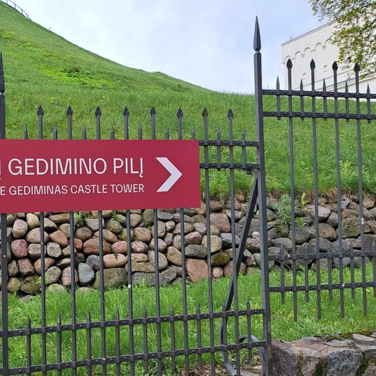 Gedimino pilies kalno šiaurinėje papėdėje esanti informacinė lentelė nuvalyta, ant jos nebėra lipdukų.