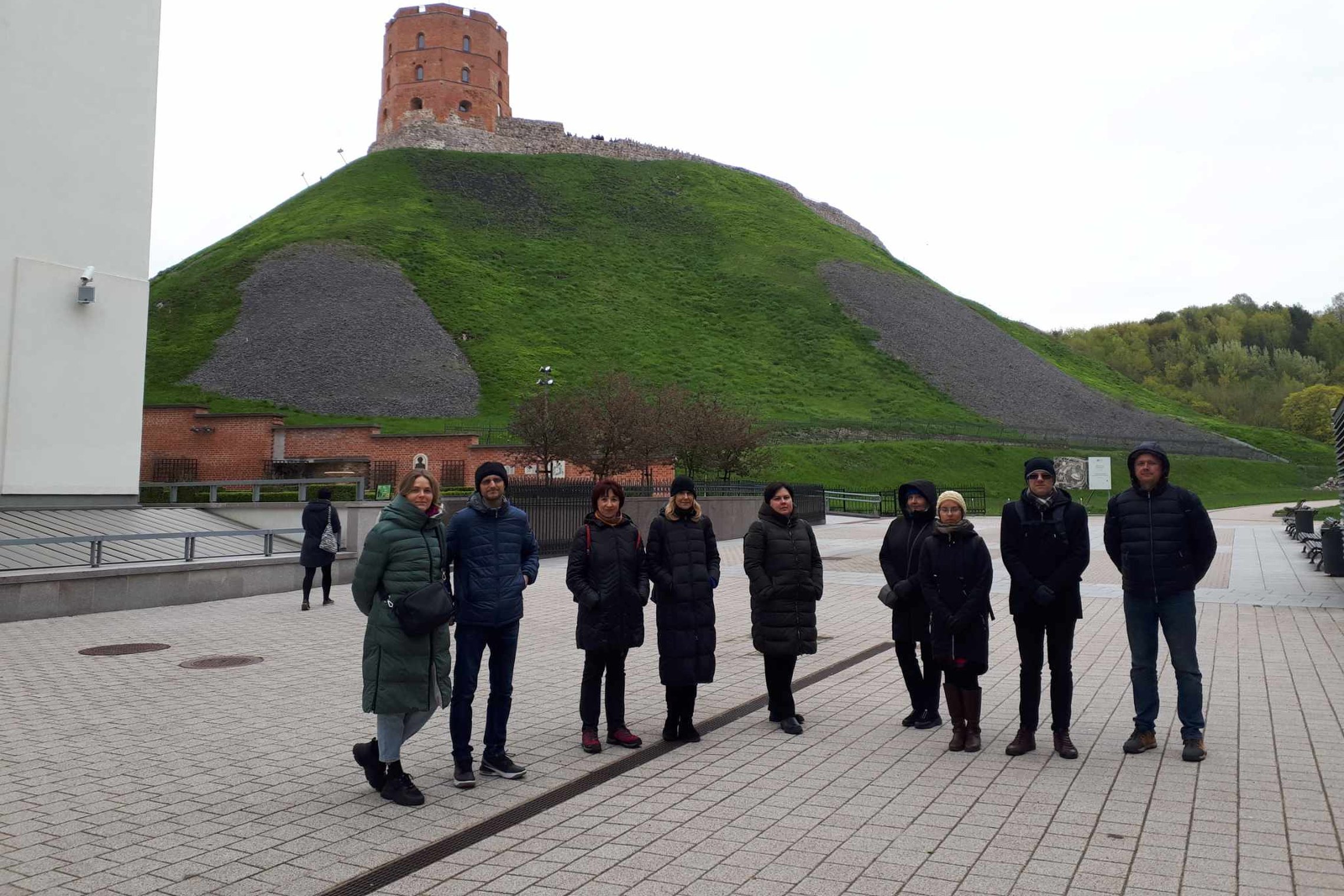 Aplinkosaugininkai nufotografuoti Gedimino pilies kalno fone.
