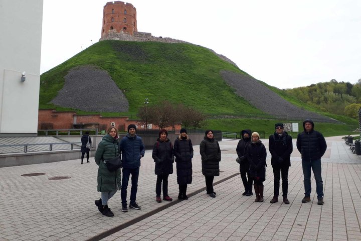 Aplinkosaugininkai nufotografuoti Gedimino pilies kalno fone.
