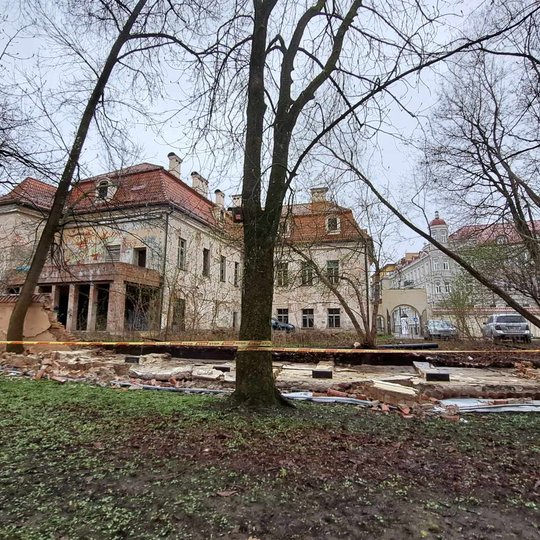 Nuvirtusi Kirdiejų rūmų tvora, fotografuota iš Sereikiškių parko pusės. Teritorija aptverta stop juosta.