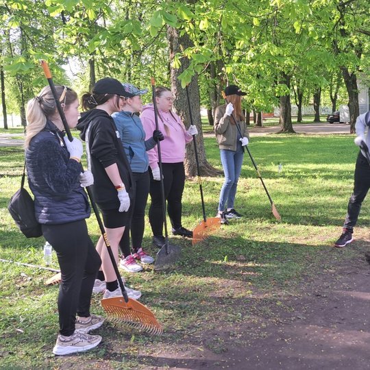 Išminto tako velėną kastuvais purena vyrai, merginos laukia išpurentą žemę sugraboti.