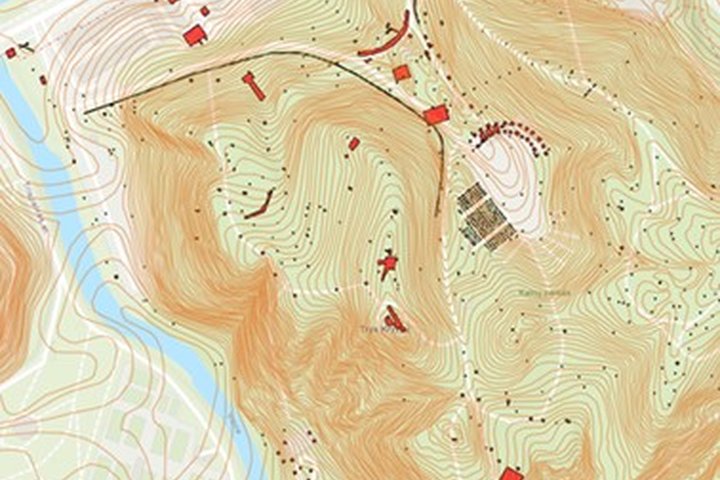 Iliustracijoje vaizduojamas Kalnų parko topografinis planas, kuriame pažymėtos archeologų kasinėtos vietos ir senojo reljefo izohipsės.