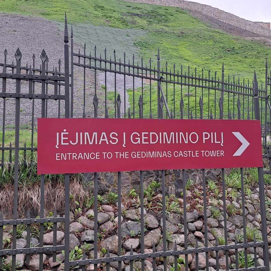 Pakeista nauja informacinė lentelė Gedimino pilies kalno pietinėje papėdėje.