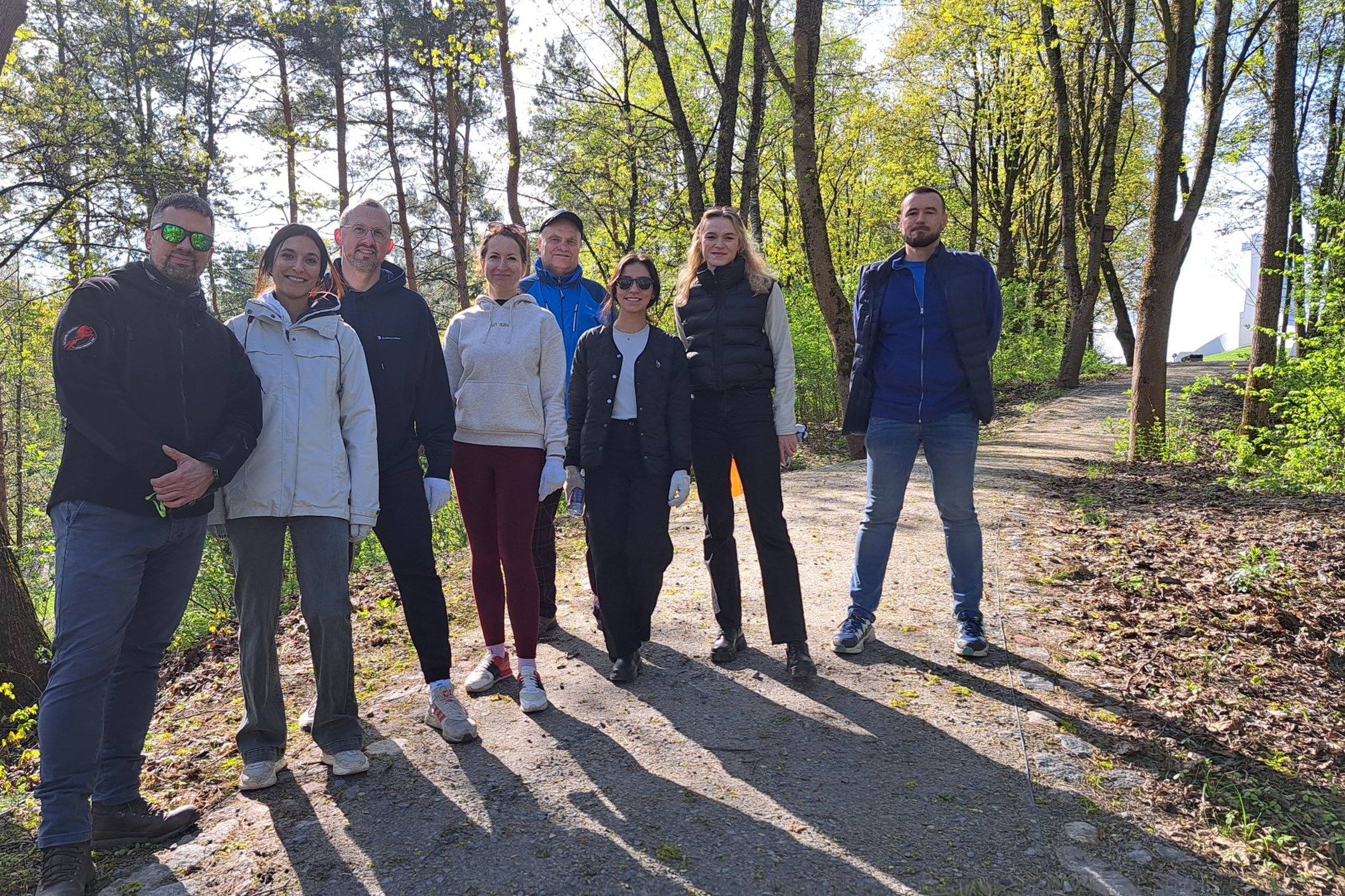 aštuoni iš dešimties savanorių Trijų kryžių kalno šiauriniame take prieš pradedant darbus.