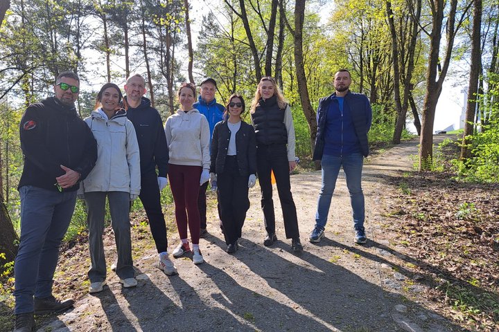 aštuoni iš dešimties savanorių Trijų kryžių kalno šiauriniame take prieš pradedant darbus.