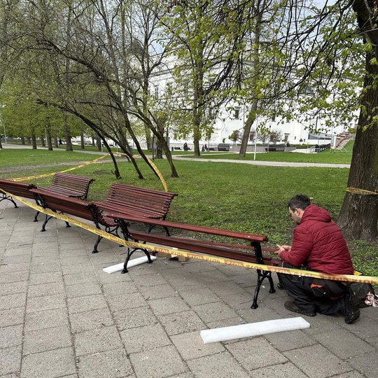 Parke vyksta suolų rinkimo darbai. teritorija aptverta stop juosta.