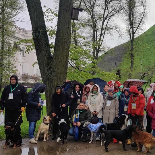 Visi žygio dalyviai pozuoja Sereikiškių parke su savo augintiniais.