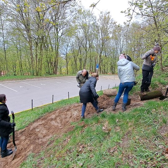 Ignitis savanorės taip pat darbuojasi - jos tvirtina skersinius išmintame take.