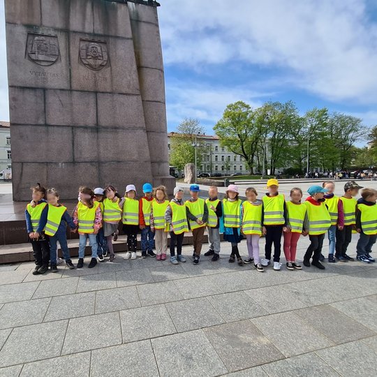 Mažų vaikučių grupė, išsirikiavusi prie Gedimino paminklo Katedros aikštėje.