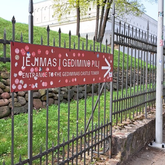 Gedimino pilies kalno šiaurinėje papėdėje esanti informacinė lentelė, aplipinta muziejaus lankytojų lipdukais.