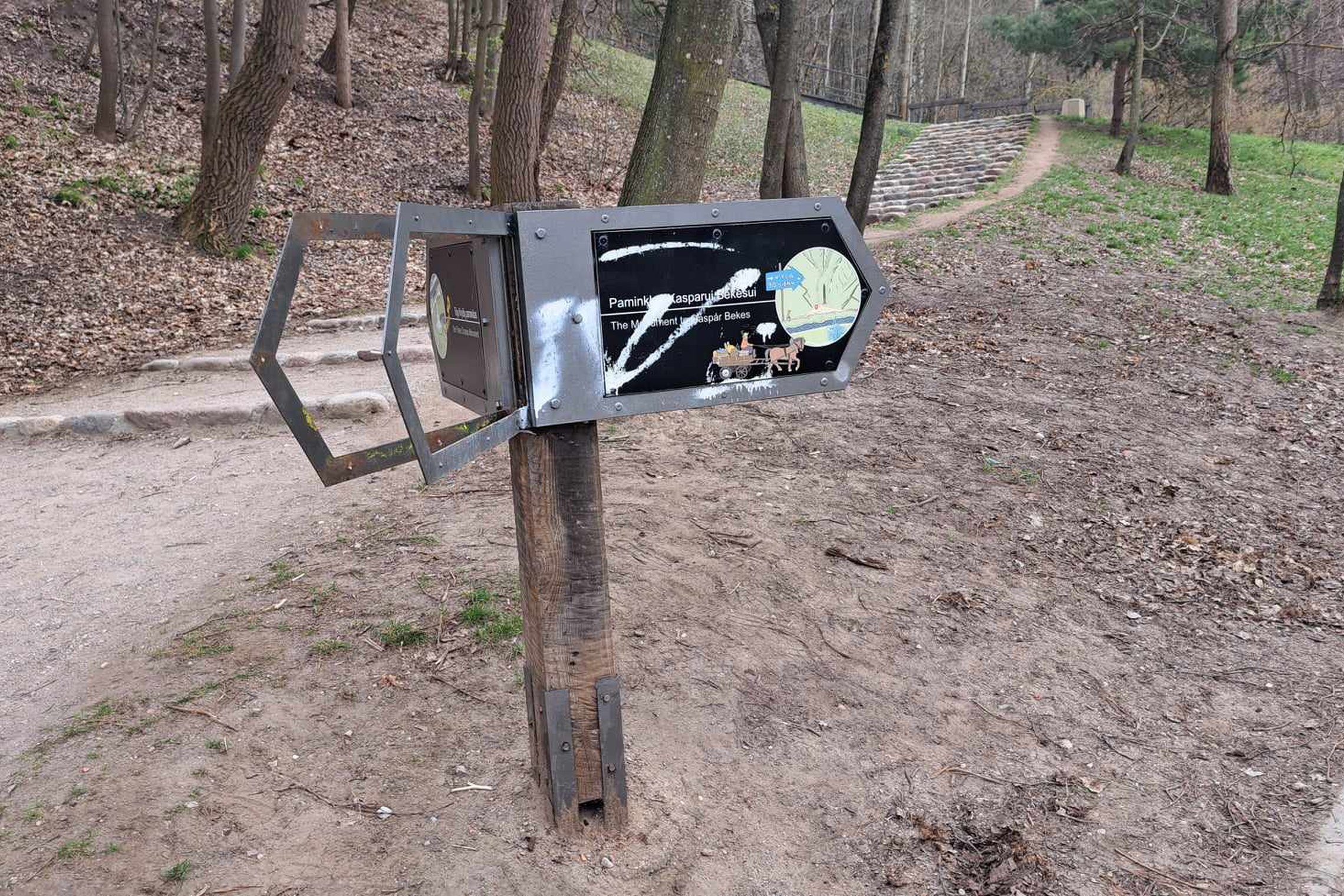 Dar viena fotografija, kurioje matosi likęs metalinis rodyklės rėmas. Jis praskėstas ir iš jo ištraukta medinė rodyklė.
