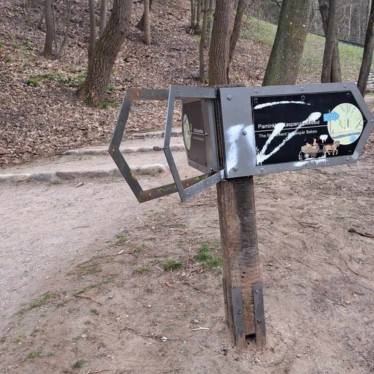 Dar viena fotografija, kurioje matosi likęs metalinis rodyklės rėmas. Jis praskėstas ir iš jo ištraukta medinė rodyklė.